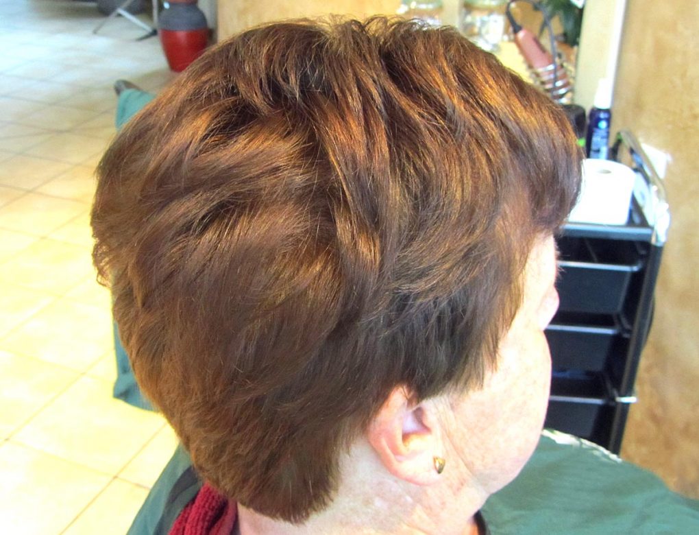 leuchtender Dunkelblondton mit Strähnenreflexen